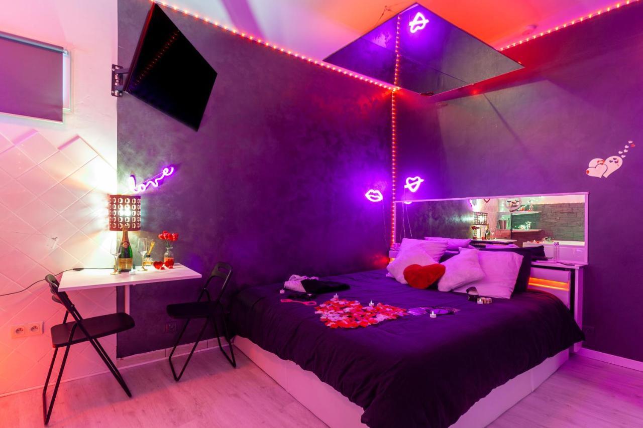 Love Room Avec Balneo Тулон Екстериор снимка