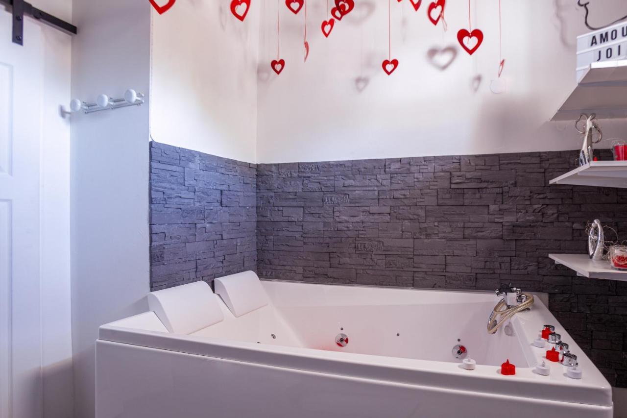 Love Room Avec Balneo Тулон Екстериор снимка